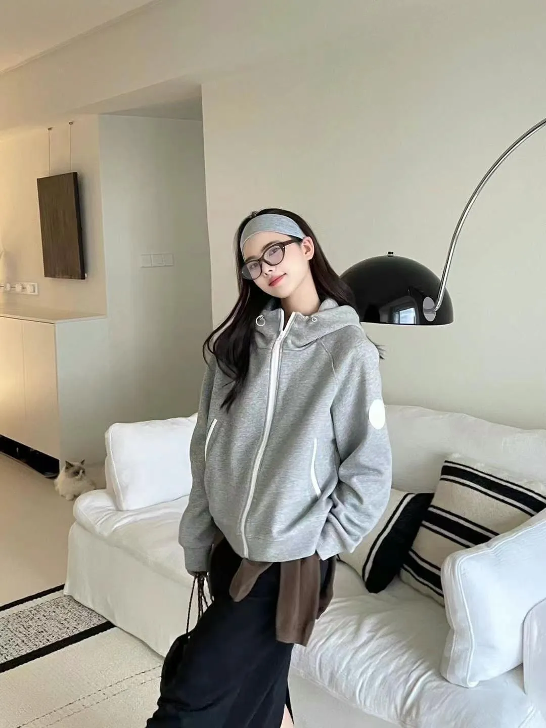 P600 Big Goose Wool Fleece Sweatshirt 7102w1 [Light Gray] Canada Goose Canada Goose Chilliwack01 hooded wool fleece long-sleeved bomber jacket #Canada Goose/Canada Goose Chilliwack Wool Fleece Bomber Jacket Big Goose Canada goose Chilliwack Fleece Bomber HUMANATURE, Canada Goose limited white label wool fleece jacket. This aviator👩‍✈️fleece jacket🉑️ is really pretty. It seems that light gray is not a color that is sold in every country. I like the 🐹 white label, it is really high-end ✌️ soft and comfortable, not heavy. Buyers who like it quickly plant their seeds😈This one is out of stock, and it took less than 4 months to customize the original version. Perfect reproduction. Color: Quarry Gray Light Gray Based on repurchase experience, it is recommended to go up one size Size: S M L XL